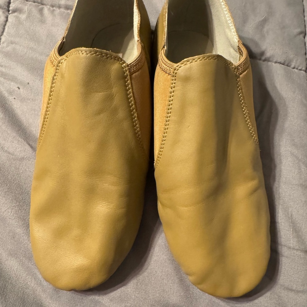 Women’s nude colored size 7 jazz slippers